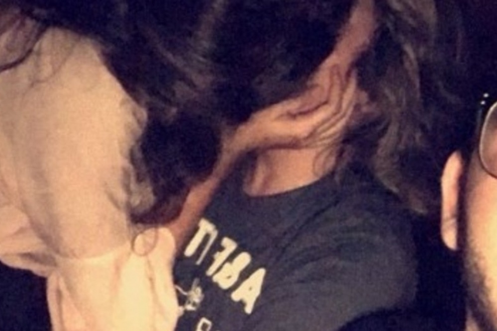 Descubrió a su novia in fraganti y tuvo una insólita reacción
