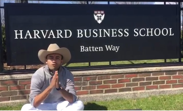 José Oviedo, el cantante araucano que deleitó con su música en la Universidad de Harvard