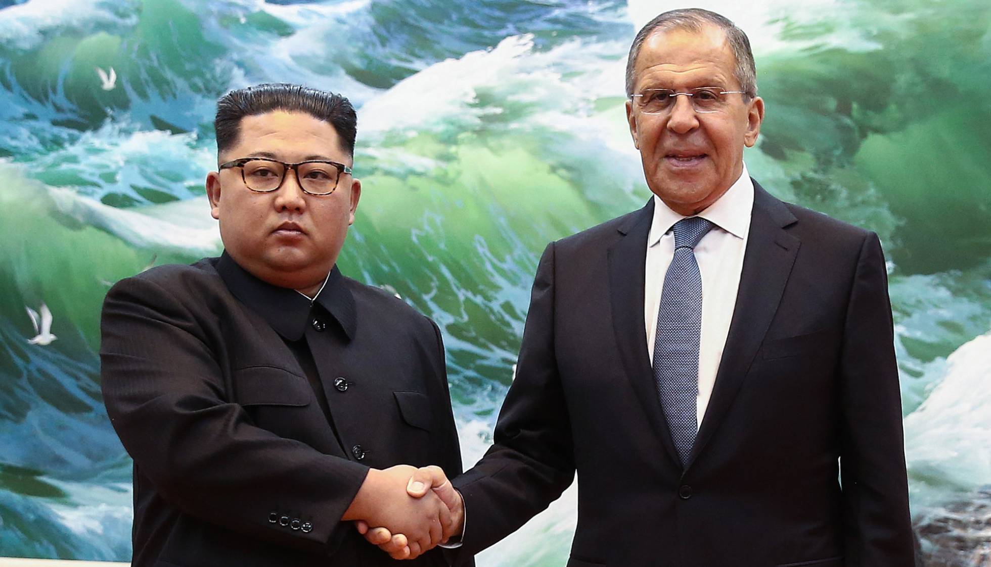 Lavrov se reúne con Kim Jong-un en Pyongyang y le invita a viajar a Rusia
