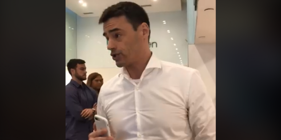 Incidente racista de abogado que increpó a meseros por hablar español