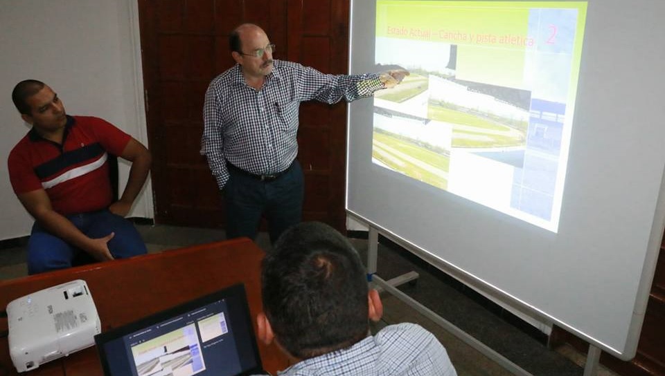 Avanza estudio para el  mejoramiento de la grama, graderías y pista atlética del Estadio municipal