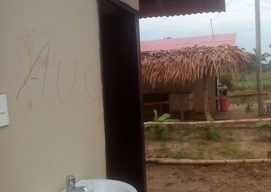 Con grafitis de las AUC fueron pintadas paredes en zona de concentración en Filipinas