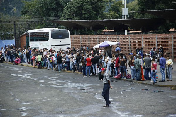 Sigue éxodo hacia Colombia desde el Terminal de San Cristóbal