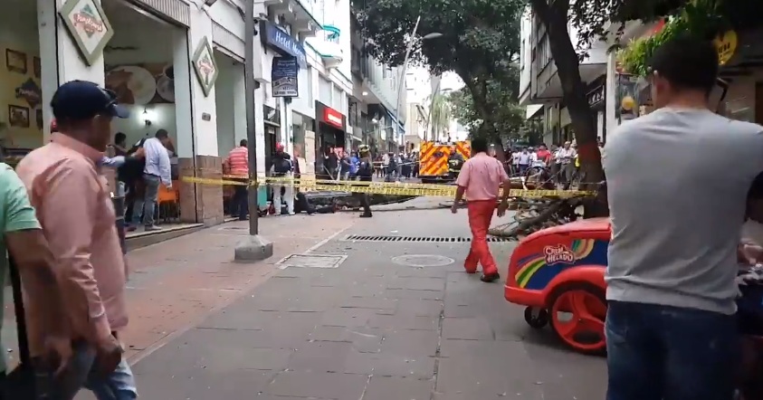 Bombero que cortaba un árbol cayó tras caer su escalera