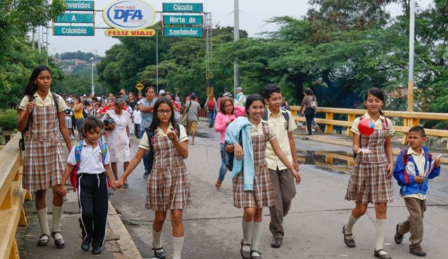 Plan alimentario y transporte escolar afectados por niños de Venezuela