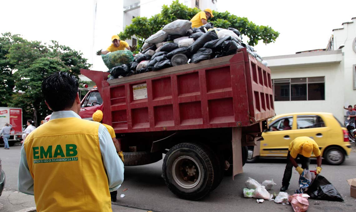 Indagarán a la Empresa de Aseo de Bucaramanga por recoger basura en volquetas