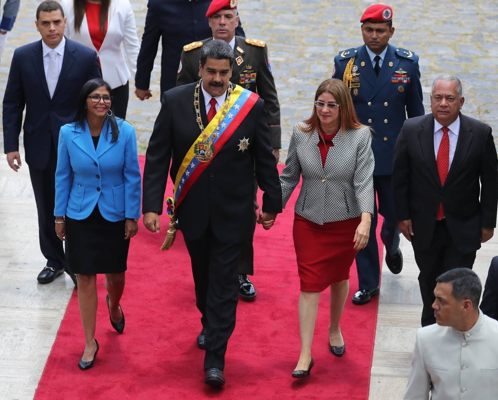 Maduro se juramentó ocho meses antes en un acto simbólico
