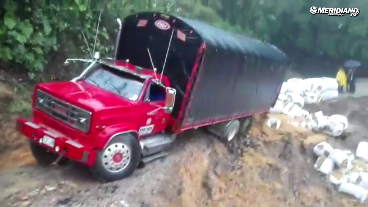 Así fue salvado un camión de caer a un abismo en la Vía de la Soberanía