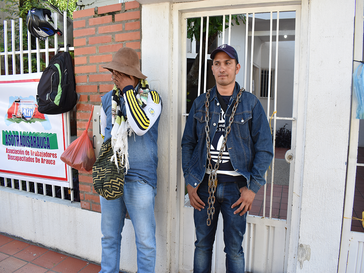 Hombre se encadena en oficinas de Medimás en Arauca