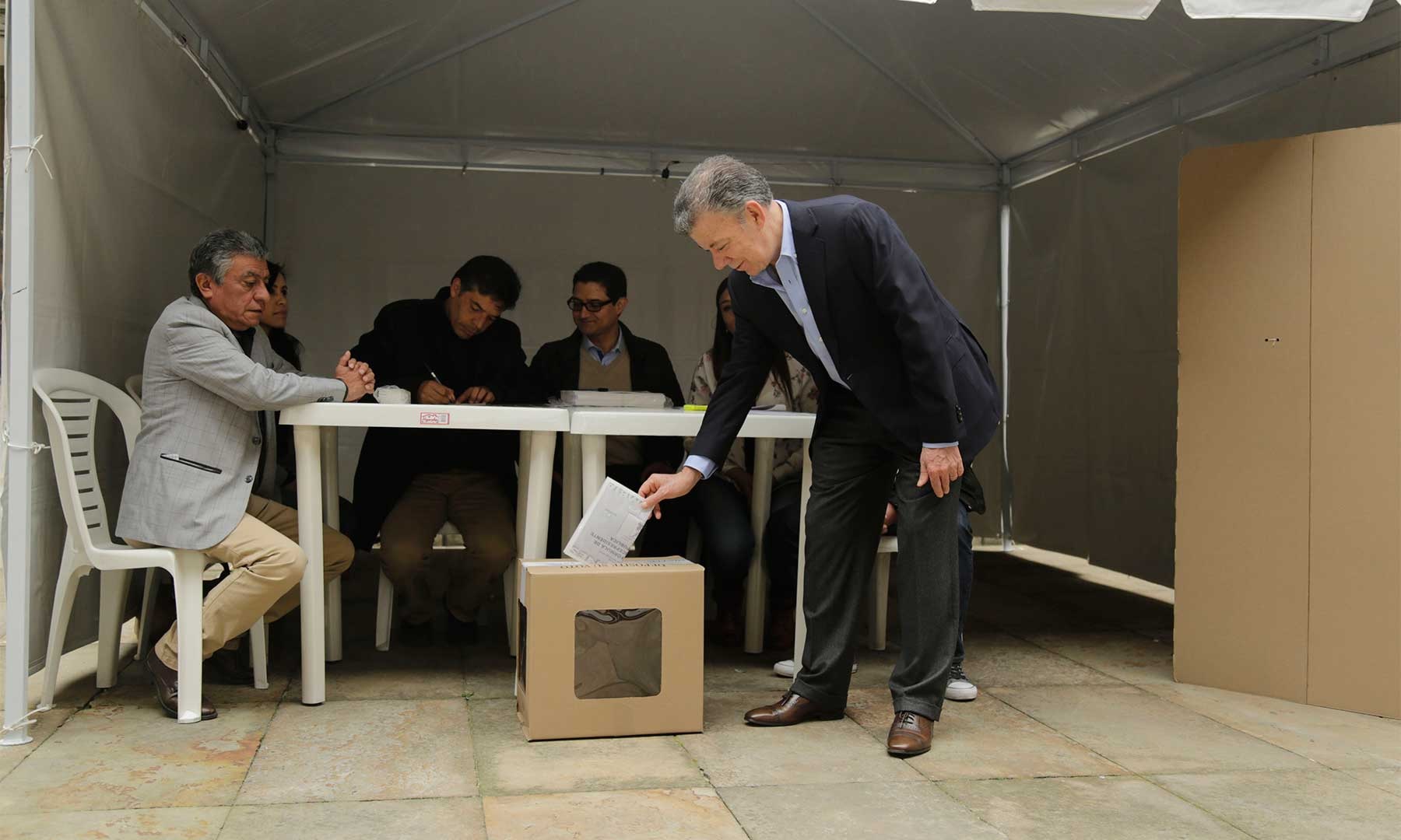 Salgan a votar, porque queremos la mayor participación en la historia de Colombia, dijo el Presidente Santos luego de depositar su voto