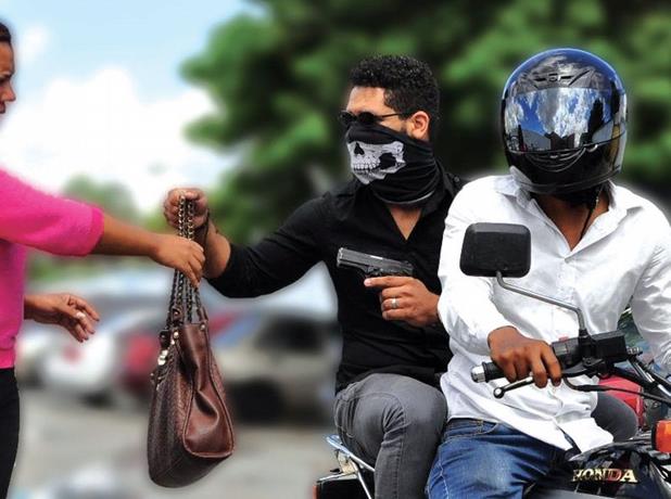 En Arauca dos delincuentes robaron a un grupo de personas en establecimiento comercial