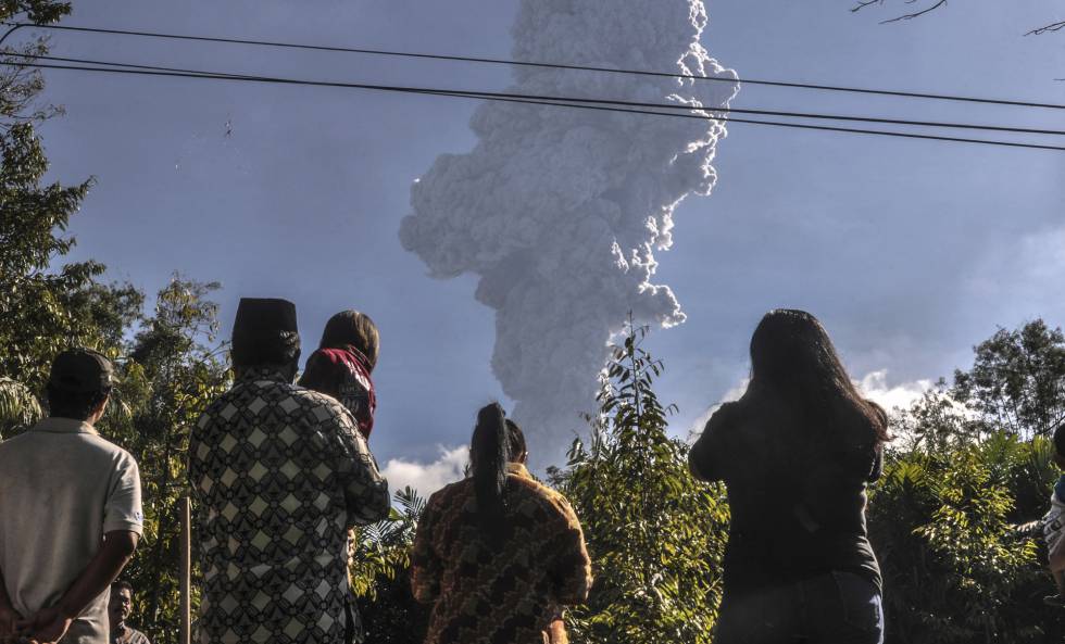 Alerta de aviación tras la erupción del volcán en Indonesia