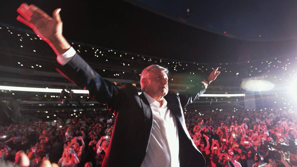 López Obrador exhibe su poderío con un baño de masas en el Estadio Azteca