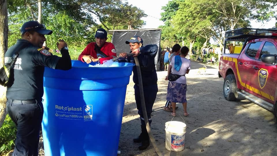 Bomberos suministra agua potable a afectados por inundación