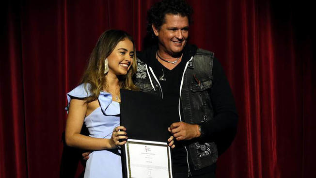 Carlos Vives entregó una beca para estudios musicales a una colombiana
