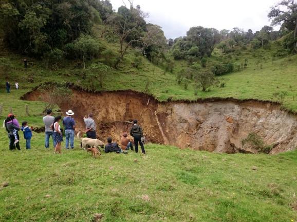 Este cráter generó temor en Santander