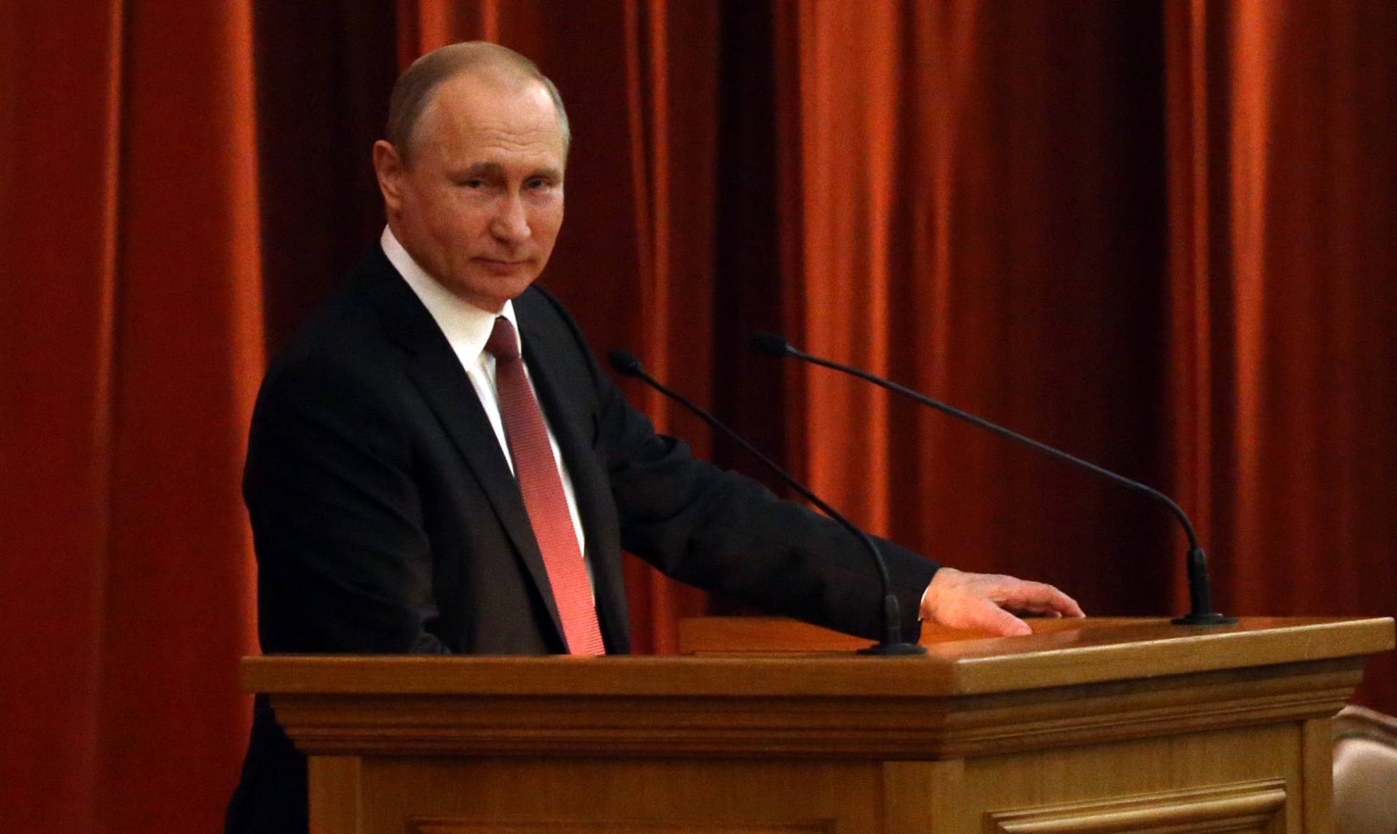 Putin afirma que “fuerzas” en EE UU quieren “sacrificar” las relaciones con Rusia