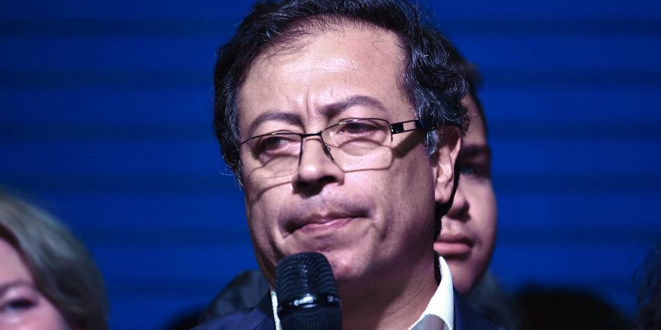 Superindustria embargará parte del salario de Petro como senador