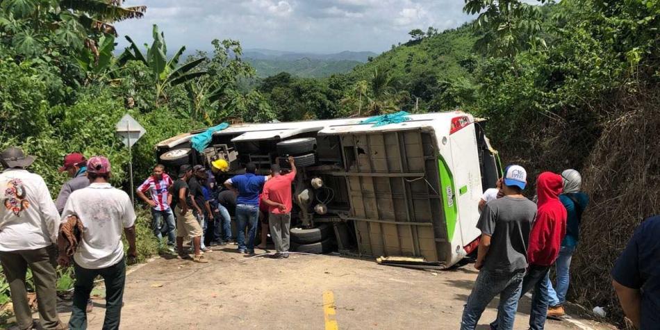 Accidente de un bus con universitarios deja 17 heridos en Bolívar