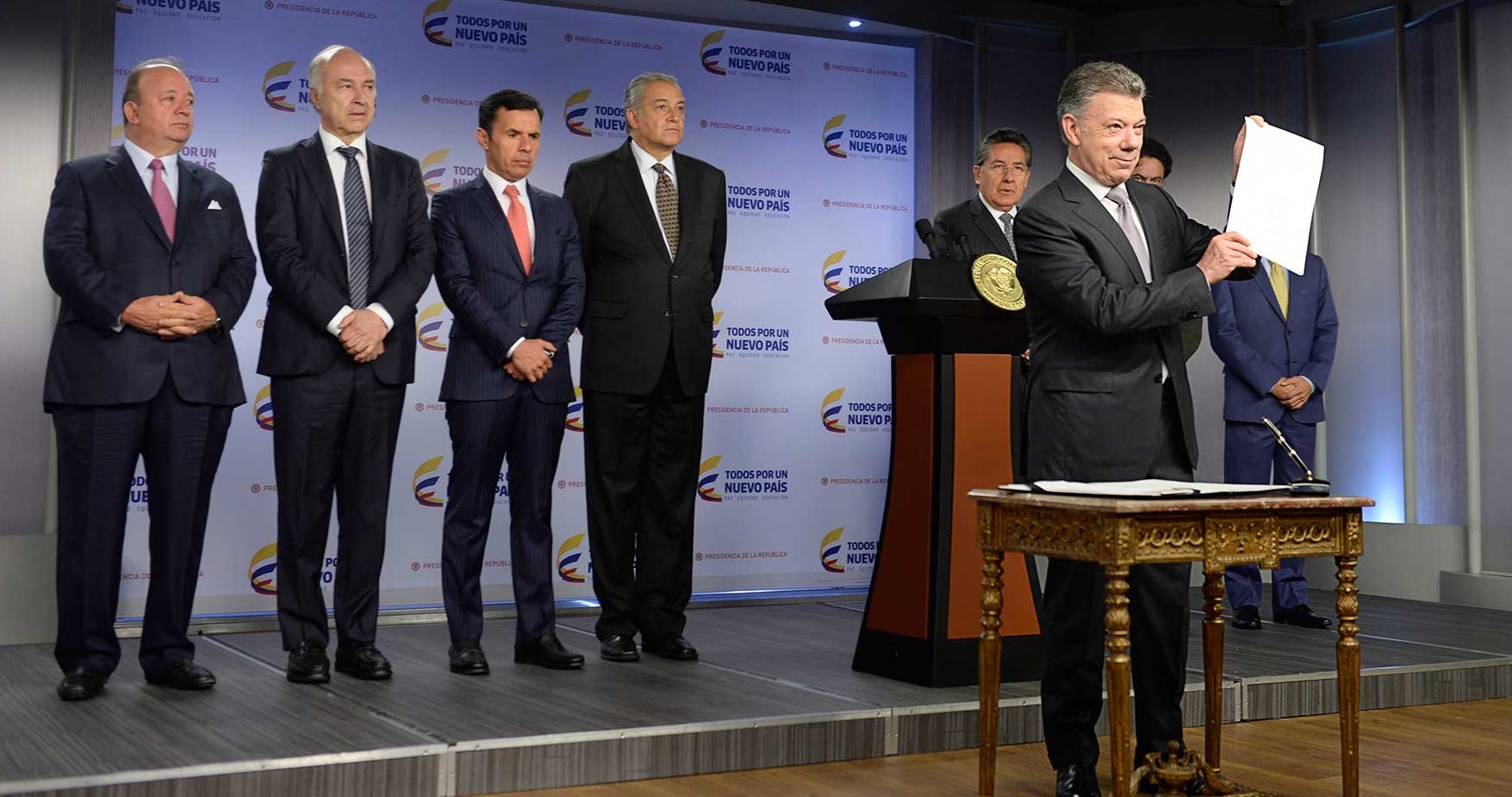 Presidente Santos sancionó ley que permite el sometimiento de crimen organizado en grupos