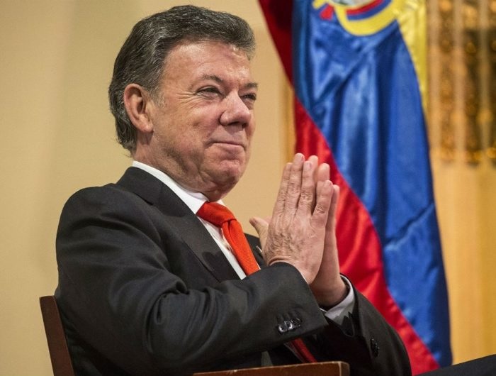 Presidente firmó decreto para regularizar a venezolanos