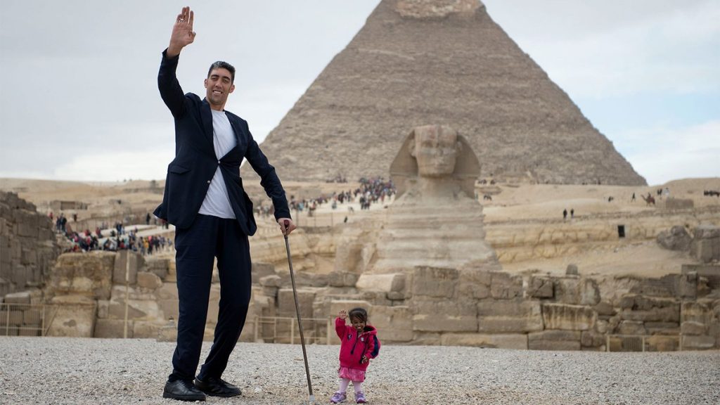 El hombre más alto del mundo y la mujer más pequeña del mundo