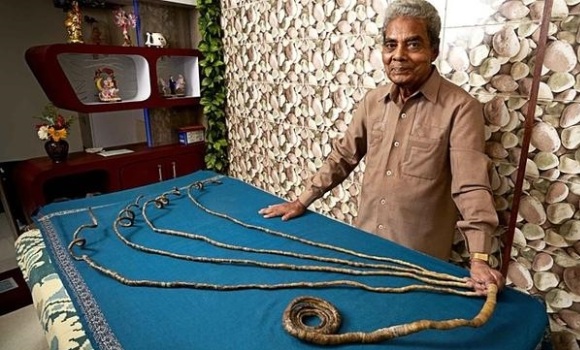 El hombre con las uñas más largas del mundo se las corta después de 66 años