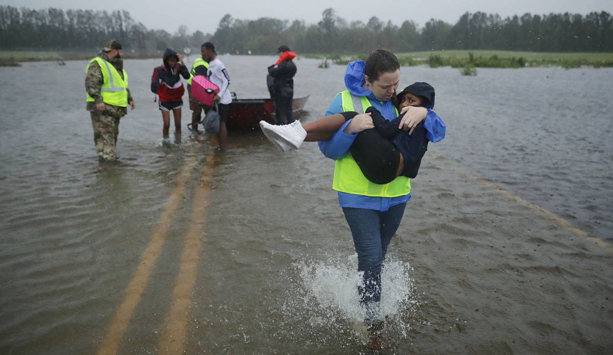 El ojo del huracán Florence toca tierra en Carolina del Norte