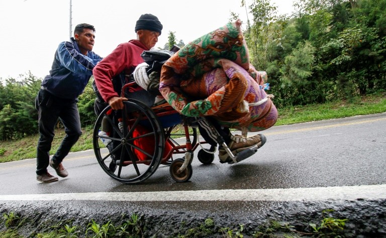 La odisea de un venezolano parapléjico para buscar medicina en Colombia