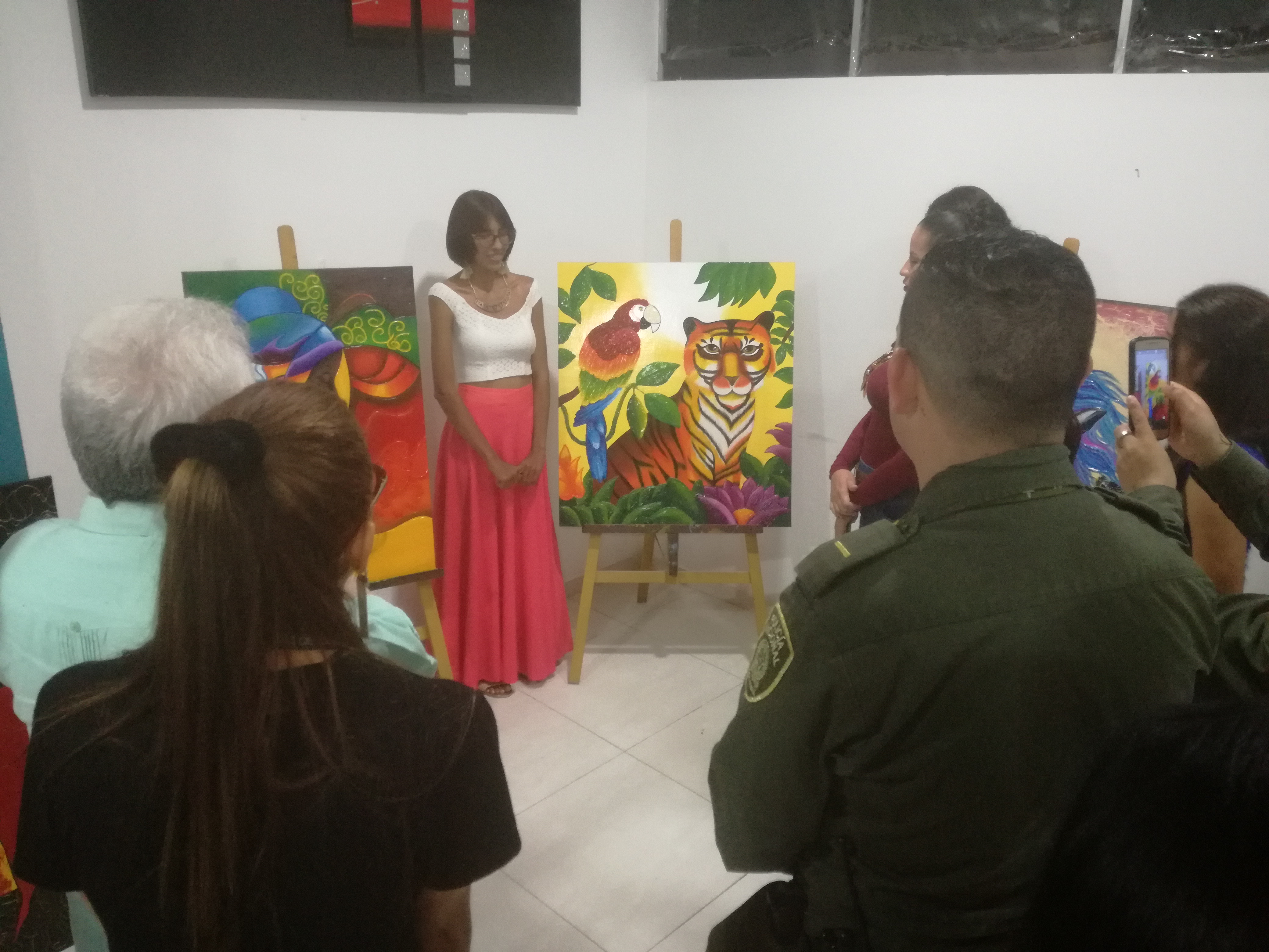 Mujeres víctimas del conflicto armado realizaron galería de arte