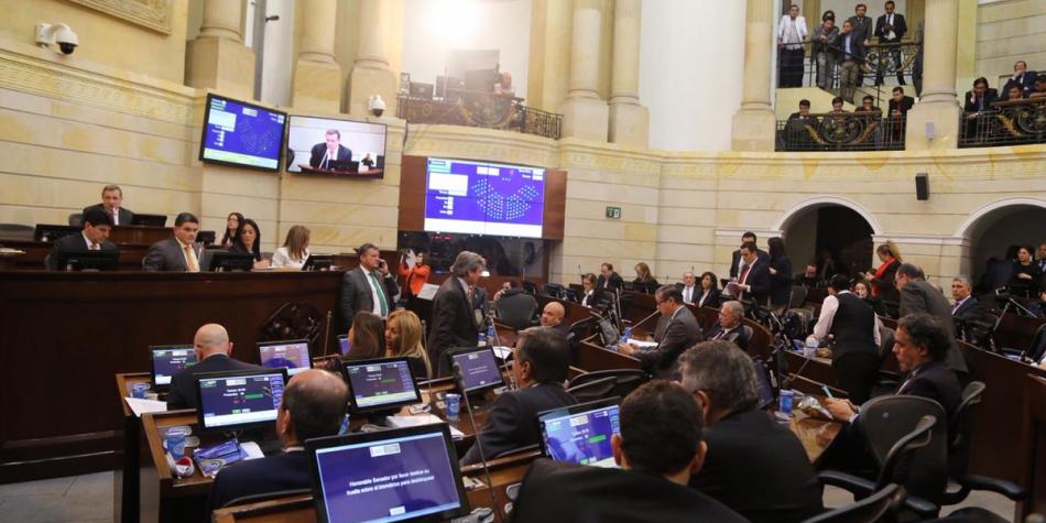 Rechazan propuesta de Macías de convocar a una constituyente