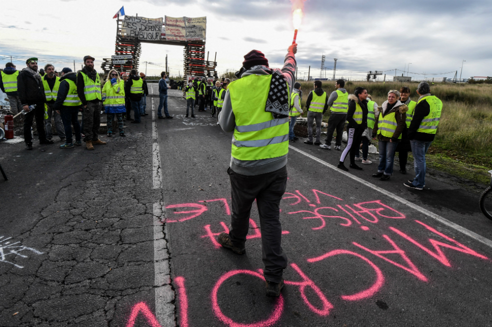 Francia aplaza aumento de combustible para calmar a los «chalecos amarillos»