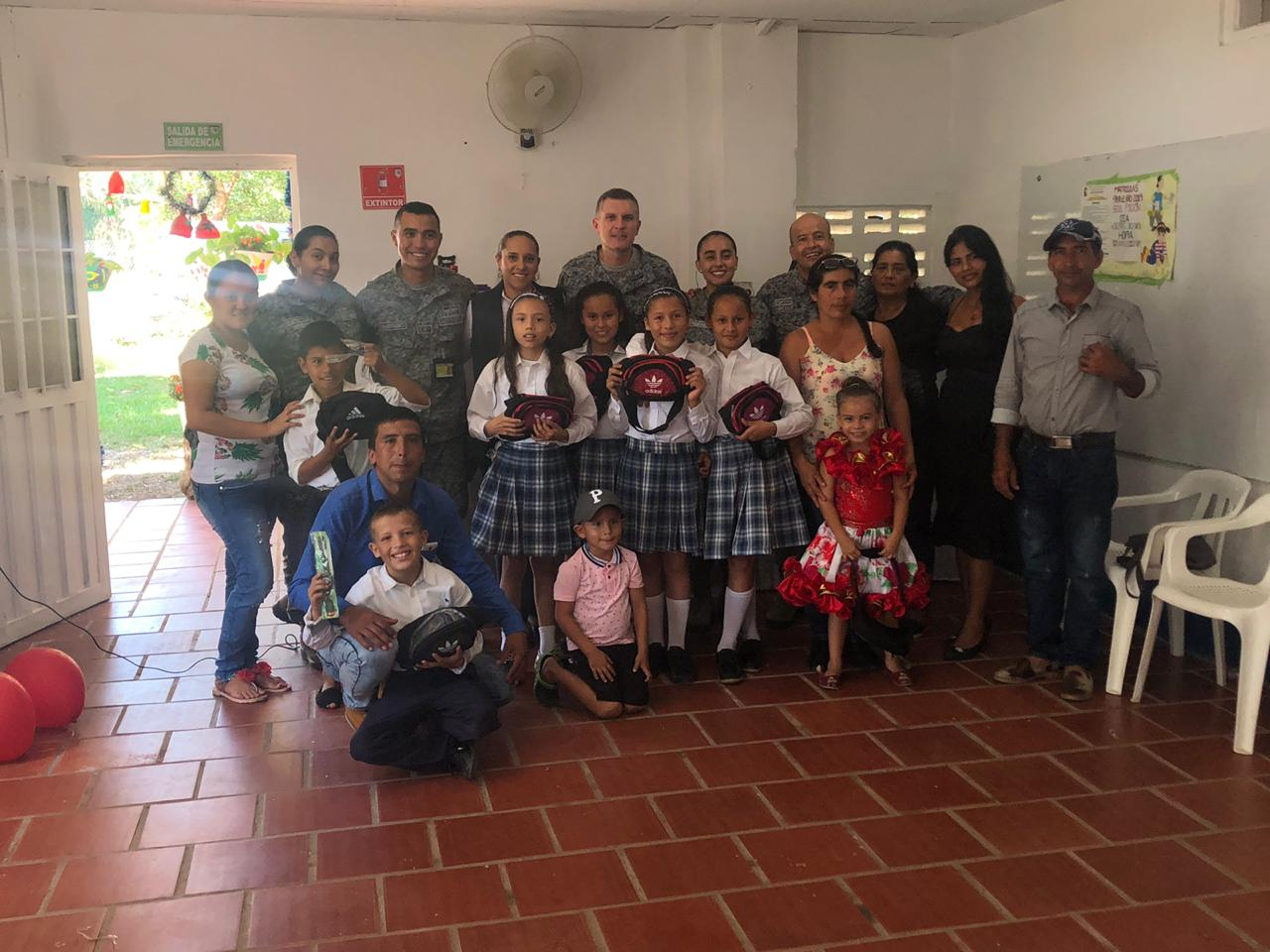 Fuerza Aérea adelanta La Navidad a estudiantes del Colegio El Picón