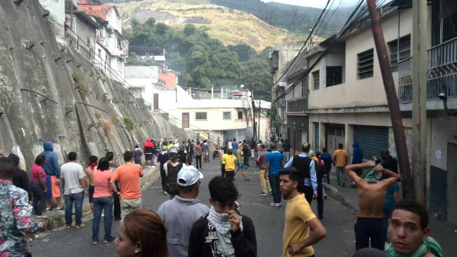 Así continúa la represión en Cotiza luego del presunto alzamiento militar en Venezuela