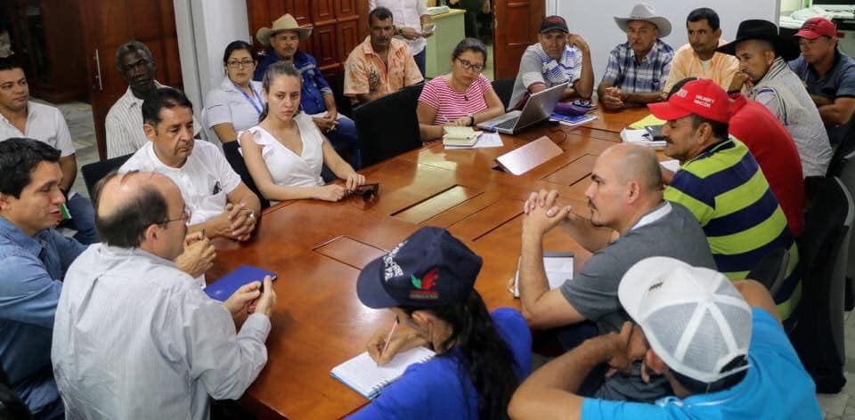 Gobernador de Arauca se reúne con comunidad de Puerto Jordán