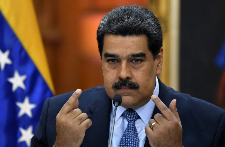 Aislado, Maduro inicia nuevo gobierno en una Venezuela colapsada