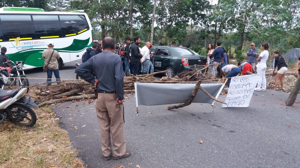Trabajadores de la salud protestan en la vía Saravena – Pto. Nariño