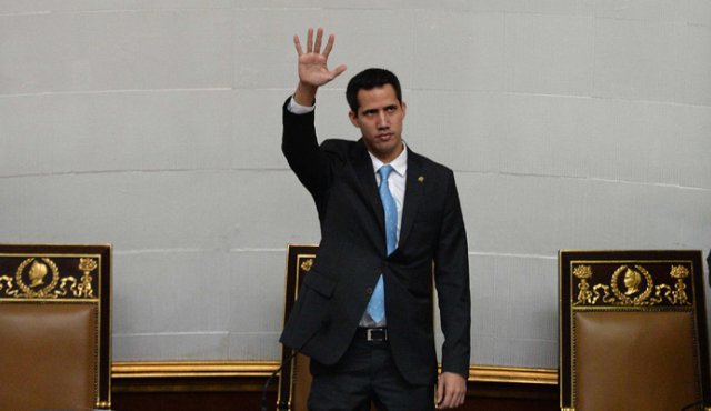 Ofrecen amnistía a militares que desconozcan a Maduro