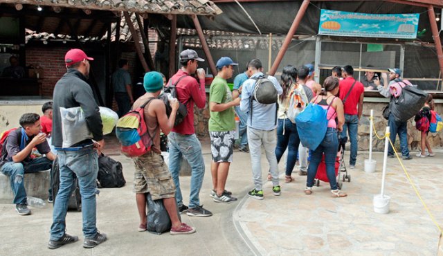 Manos extranjeras sirven comida a los venezolanos