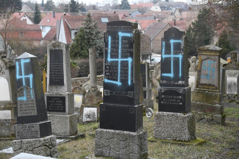 Unas 80 tumbas son profanadas en un cementerio judío en Francia
