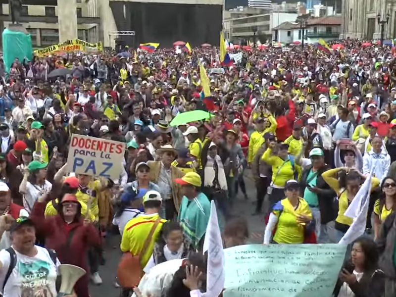 Por fallas en los servicios de salud protestan los maestros