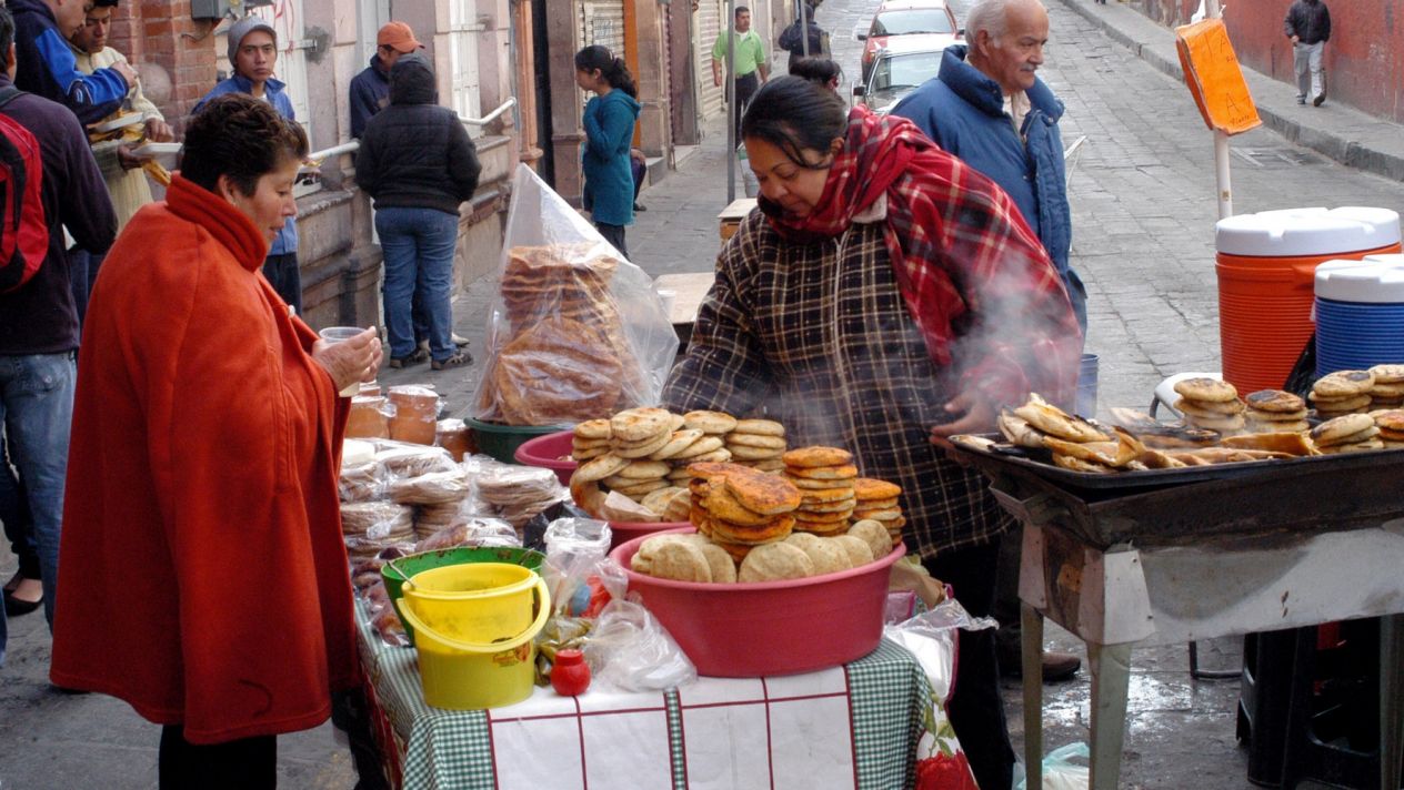 Senador ponente del Nuevo Código de Policía dice que no hay razón para sancionar a compradores de empanadas en la calle
