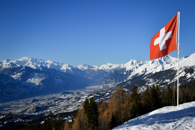 Varias personas sepultadas por avalancha en estación de esquí en Suiza