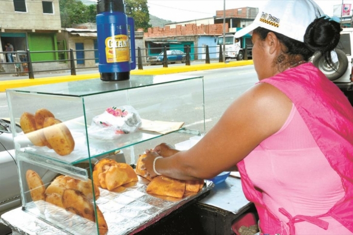 La Policía defiende comparendo por compra de empanada en la calle