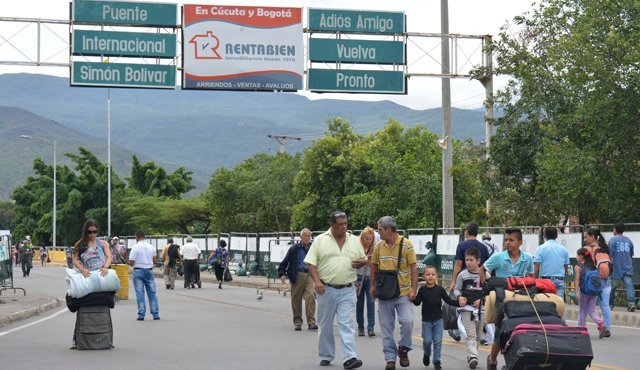 Venezolanos claman por llegada de la ayuda humanitaria