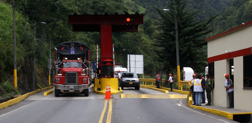 Los camioneros en protesta por el incremento de combustible pagarán con monedas los peajes