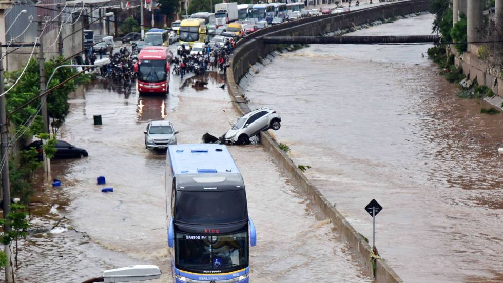 Un potente temporal mata a al menos 12 personas y paraliza São Paulo