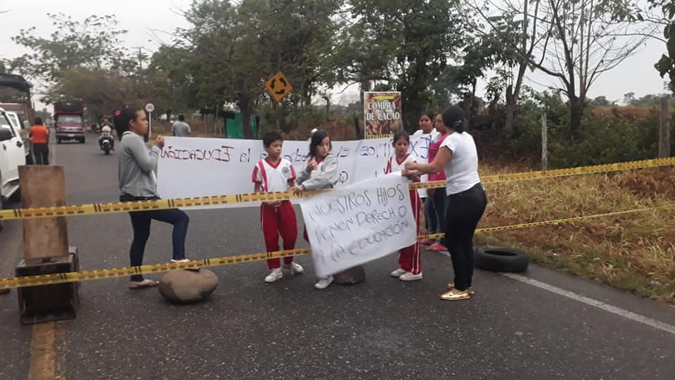 Padres y estudiantes realizan protesta en el municipio de Fortul