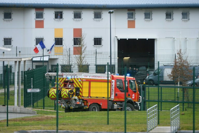 Un recluso radicalizado hiere a dos guardias en una prisión francesa