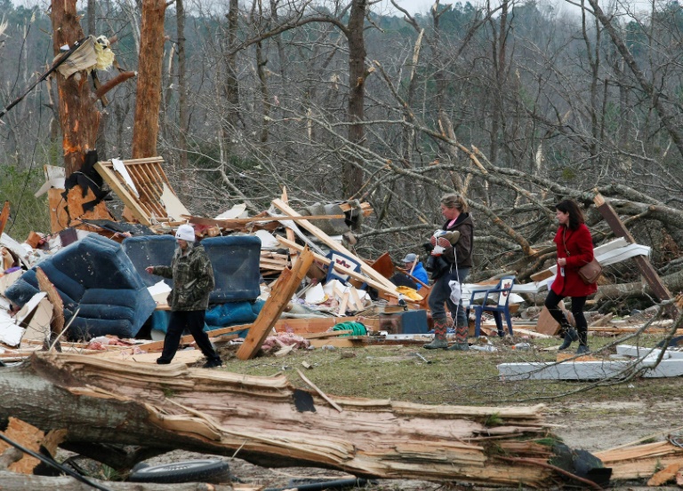 Rescatistas buscan sobrevivientes en Alabama tras mortíferos tornados del domingo